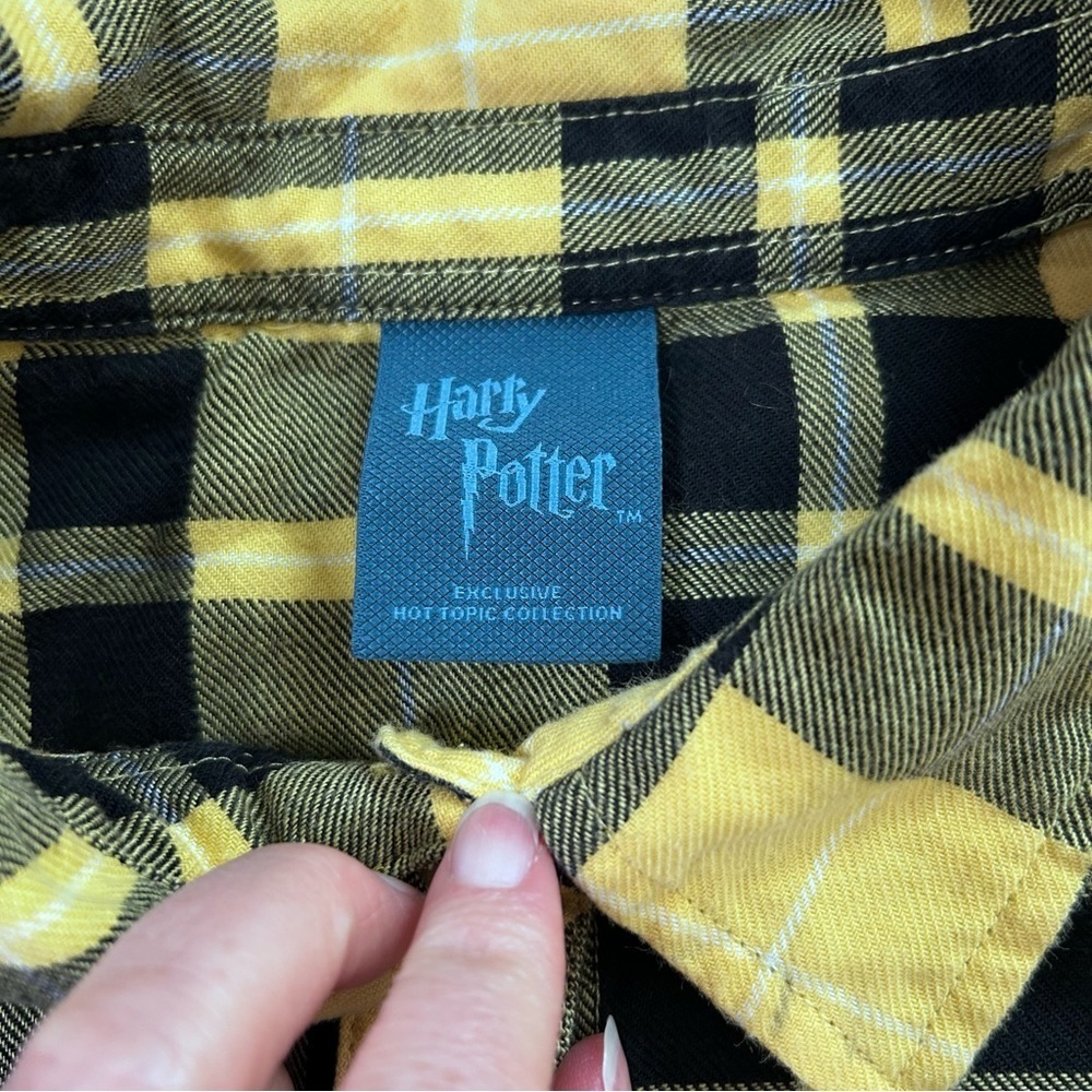 Hot Topic Harry Potter Hufflepuff Yellow and Black Plaid Button Up Shirt Small - Picture 3 of 12